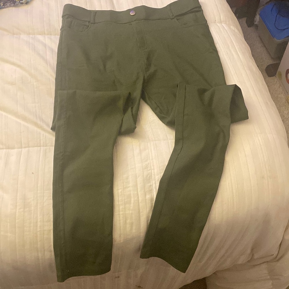 Dark green LG stretchy waist band.4pockets/belt loops. Straight leg.By Lara